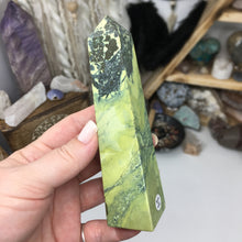 将图像加载到图库查看器中,Serpentine with Pyrite Obelisk #04