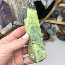 将图像加载到图库查看器中,Serpentine with Pyrite Obelisk #04