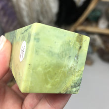 将图像加载到图库查看器中,Serpentine with Pyrite Obelisk #04