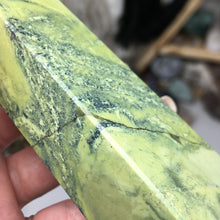 将图像加载到图库查看器中,Serpentine with Pyrite Obelisk #04