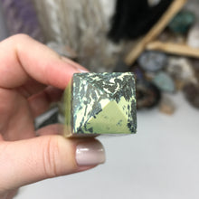 将图像加载到图库查看器中,Serpentine with Pyrite Obelisk #04