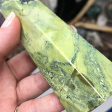 将图像加载到图库查看器中,Serpentine with Pyrite Obelisk #04