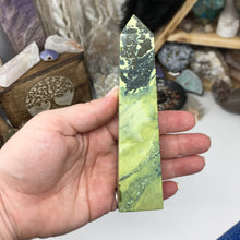 将图像加载到图库查看器中,Serpentine with Pyrite Obelisk #04