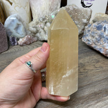 Bild in Galerie-Viewer laden, Honey Calcite Tower #02