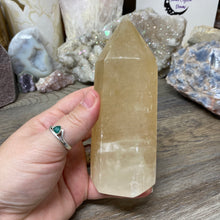 Bild in Galerie-Viewer laden, Honey Calcite Tower #02