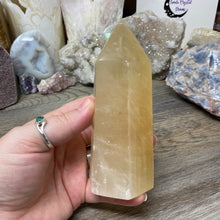 Bild in Galerie-Viewer laden, Honey Calcite Tower #02