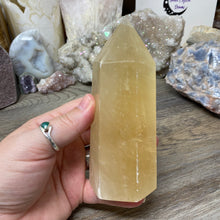 Bild in Galerie-Viewer laden, Honey Calcite Tower #02