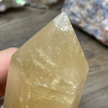 Bild in Galerie-Viewer laden, Honey Calcite Tower #02