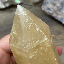 Bild in Galerie-Viewer laden, Honey Calcite Tower #02