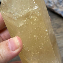 Bild in Galerie-Viewer laden, Honey Calcite Tower #02
