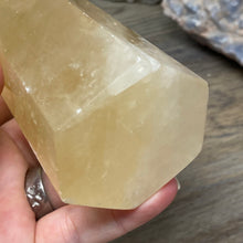 Bild in Galerie-Viewer laden, Honey Calcite Tower #02