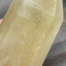 Bild in Galerie-Viewer laden, Honey Calcite Tower #02