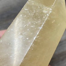 Bild in Galerie-Viewer laden, Honey Calcite Tower #02
