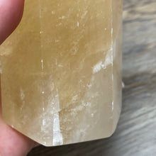 Bild in Galerie-Viewer laden, Honey Calcite Tower #02