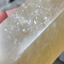 Bild in Galerie-Viewer laden, Honey Calcite Tower #02