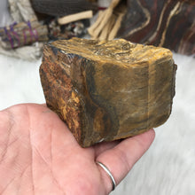 Carica l'immagine nel visualizzatore di Gallery, Tiger Eye Semi Polished Tower #01