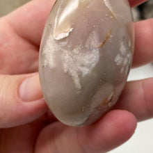 将图像加载到图库查看器中,Flower Agate Palm Stone #04