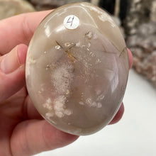 将图像加载到图库查看器中,Flower Agate Palm Stone #04