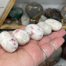 Bild in Galerie-Viewer laden, Cinnabarite Tumbles