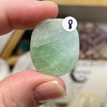 Bild in Galerie-Viewer laden, Fluorite 1" Coin Size Pocket Stone