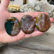 将图像加载到图库查看器中,Ocean Jasper Worry Palm Stones