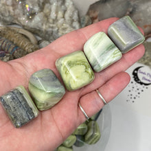 Bild in Galerie-Viewer laden, Infinite Large Tumbles