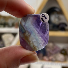 Bild in Galerie-Viewer laden, Fluorite 1" Coin Size Pocket Stone