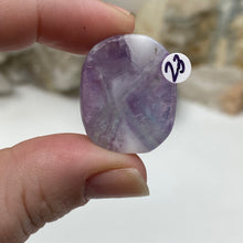 Bild in Galerie-Viewer laden, Fluorite 1" Coin Size Pocket Stone