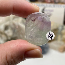Bild in Galerie-Viewer laden, Fluorite 1" Coin Size Pocket Stone