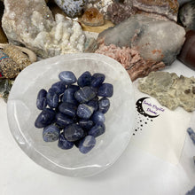 Cargar imagen en el visor de la galería, Iolite Medium Tumbles