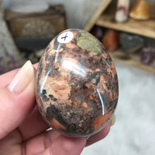Bild in Galerie-Viewer laden, Red Silver Leaf Jasper Egg #04