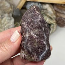 Bild in Galerie-Viewer laden, Lepidolite Flame #01