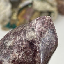 Bild in Galerie-Viewer laden, Lepidolite Flame #01