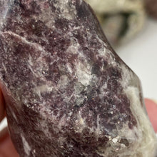 Bild in Galerie-Viewer laden, Lepidolite Flame #01