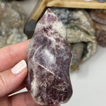 Bild in Galerie-Viewer laden, Lepidolite Flame #02