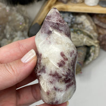 Bild in Galerie-Viewer laden, Lepidolite Flame #02