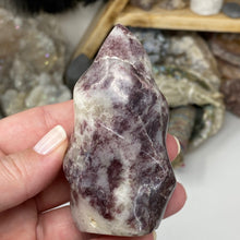 Bild in Galerie-Viewer laden, Lepidolite Flame #02