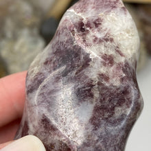 Bild in Galerie-Viewer laden, Lepidolite Flame #02