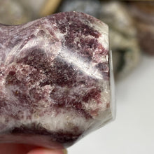 Bild in Galerie-Viewer laden, Lepidolite Flame #02