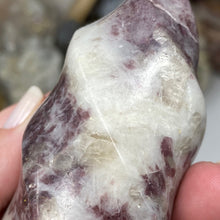 Bild in Galerie-Viewer laden, Lepidolite Flame #02