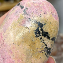 将图像加载到图库查看器中,Rhodonite with Pyrite Palm Stone #04