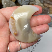 将图像加载到图库查看器中,Druzy Agate Moon #02