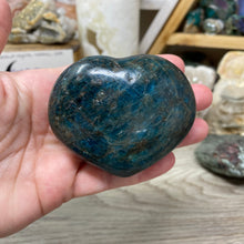 Bild in Galerie-Viewer laden, Blue Apatite Large Heart Palm Stone #02