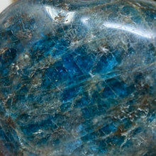 Bild in Galerie-Viewer laden, Blue Apatite Large Heart Palm Stone #02