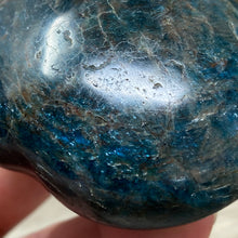 Bild in Galerie-Viewer laden, Blue Apatite Large Heart Palm Stone #02