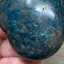 Bild in Galerie-Viewer laden, Blue Apatite Large Heart Palm Stone #02