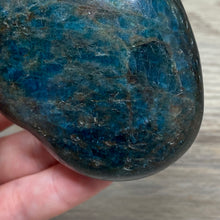 Bild in Galerie-Viewer laden, Blue Apatite Large Heart Palm Stone #02