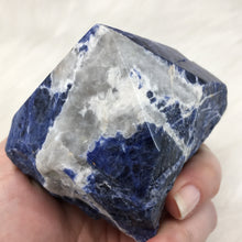 将图像加载到图库查看器中,Sodalite Semi Polished Tower