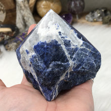 将图像加载到图库查看器中,Sodalite Semi Polished Tower