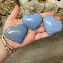 Bild in Galerie-Viewer laden, Angelite Heart Palm Stones